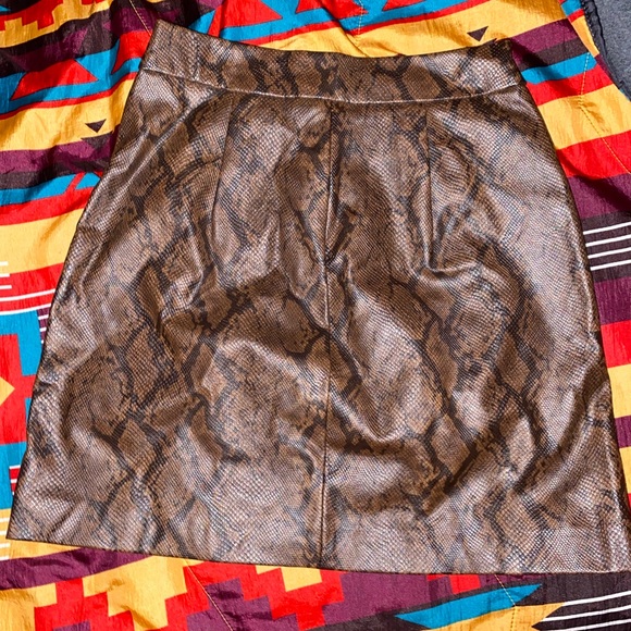 (Fake) Snake Skin w Zipper Skirt 🤠 - Picture 5 of 6